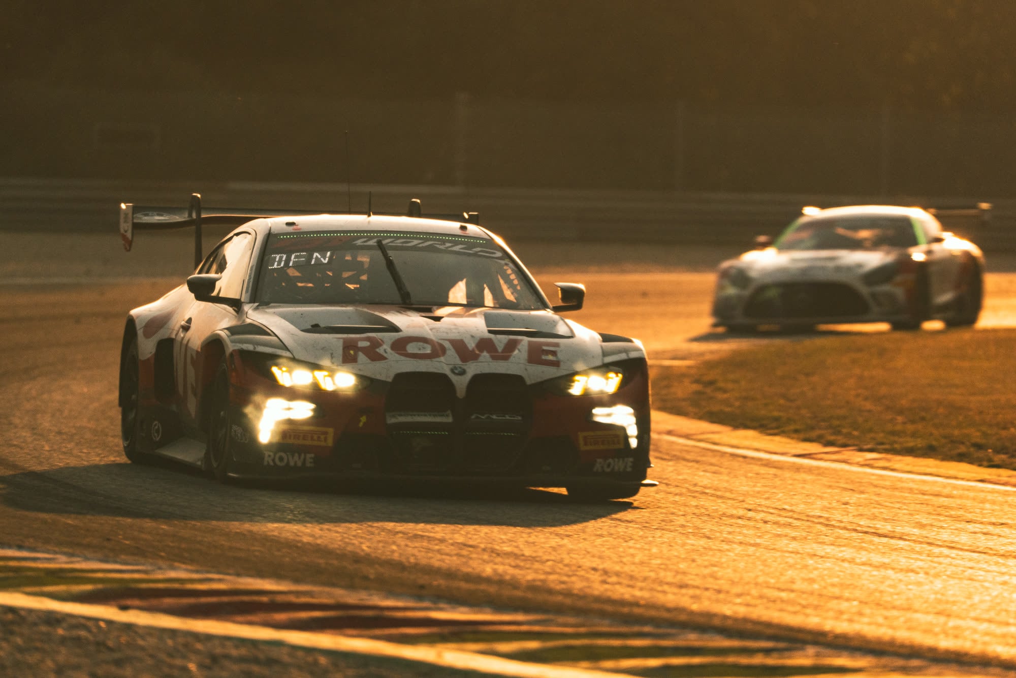 BMW M4 GT3 de ROWE Racing au lever du soleil, 24 Heures de Spa