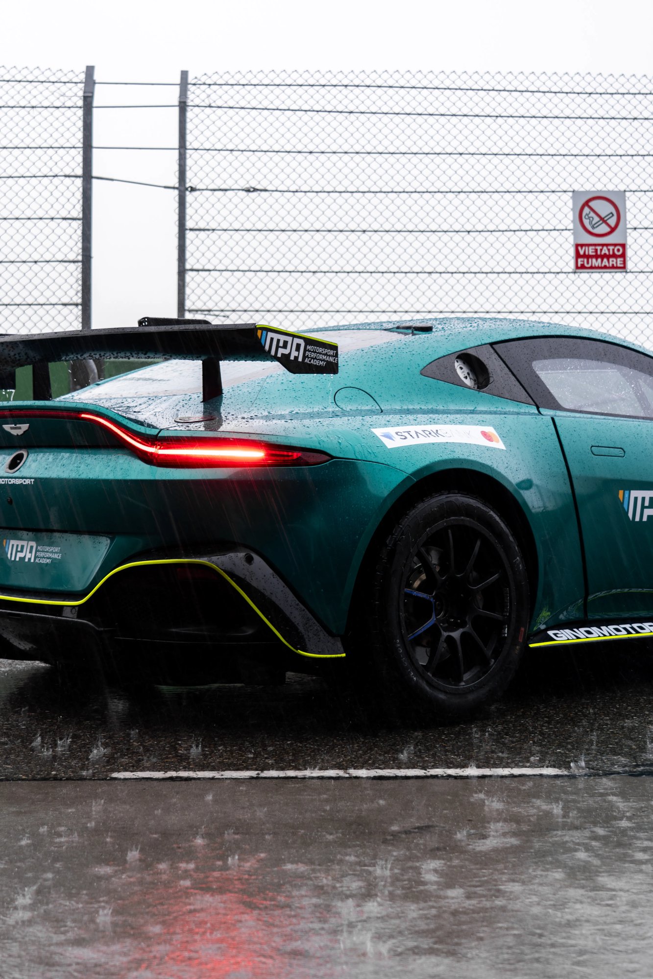 Aston Martin GT4 - 5