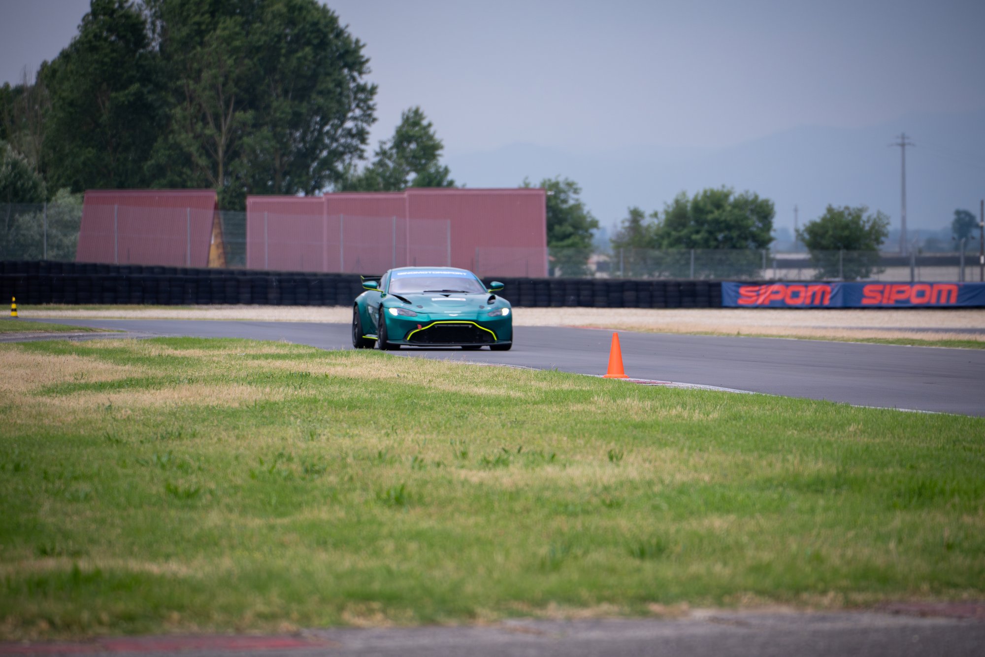 Aston Martin GT4 - 6