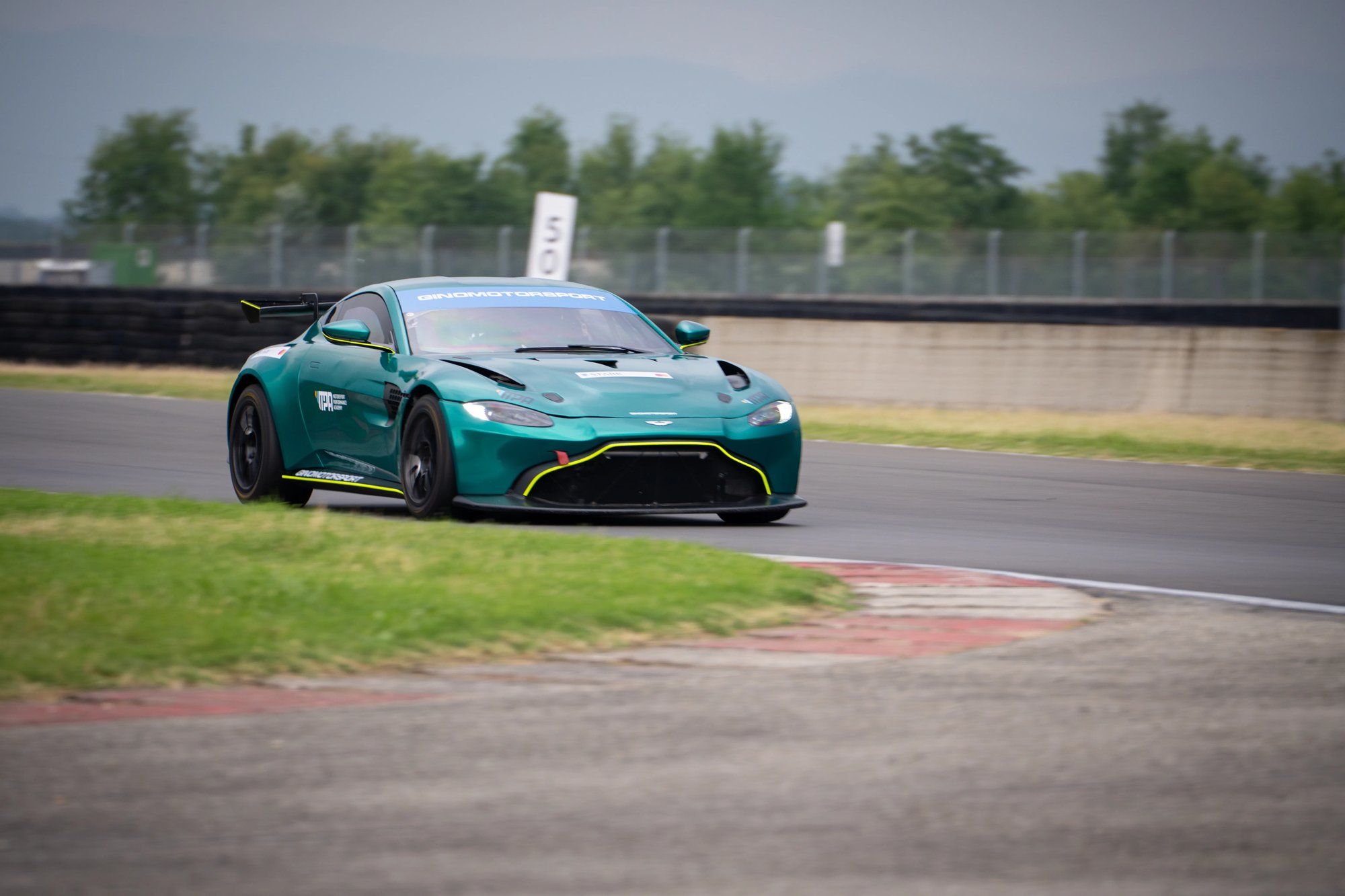 Aston Martin GT4 - 9