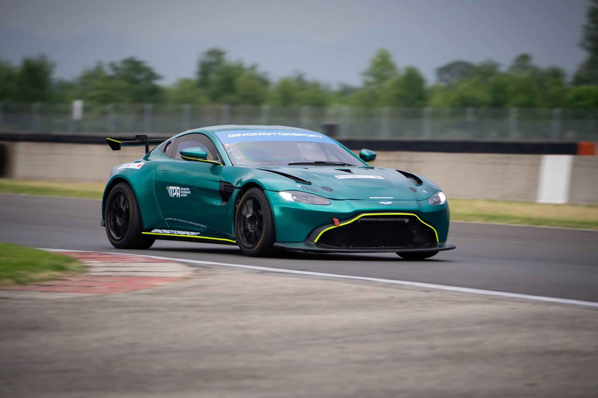 Aston Martin GT4 - 10