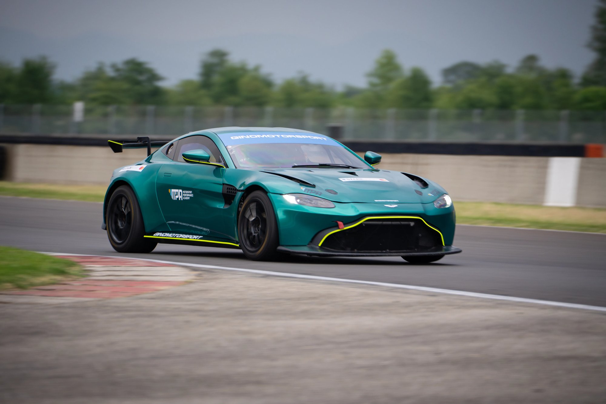 Aston Martin GT4 - 11