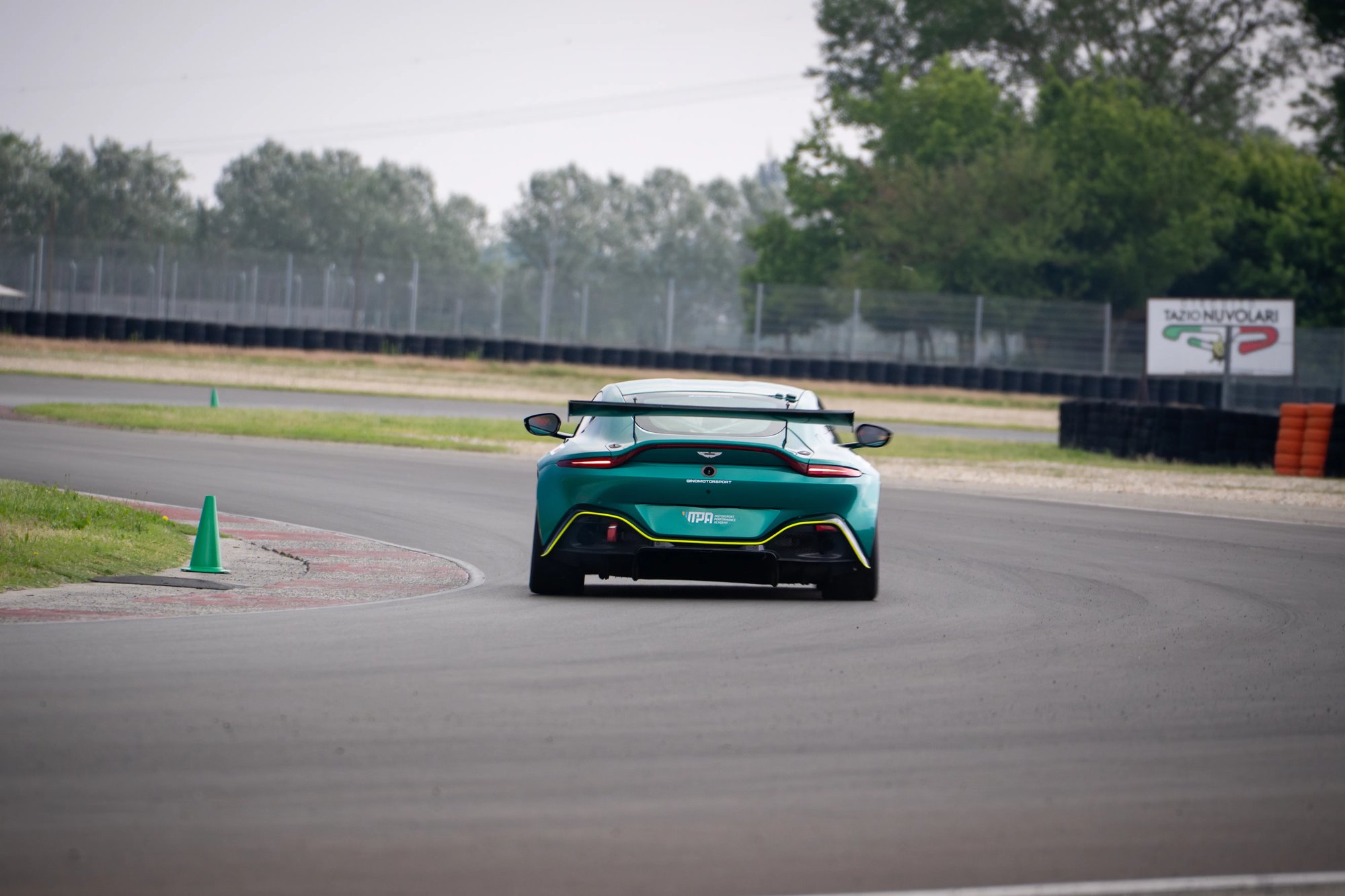 Aston Martin GT4 - 13