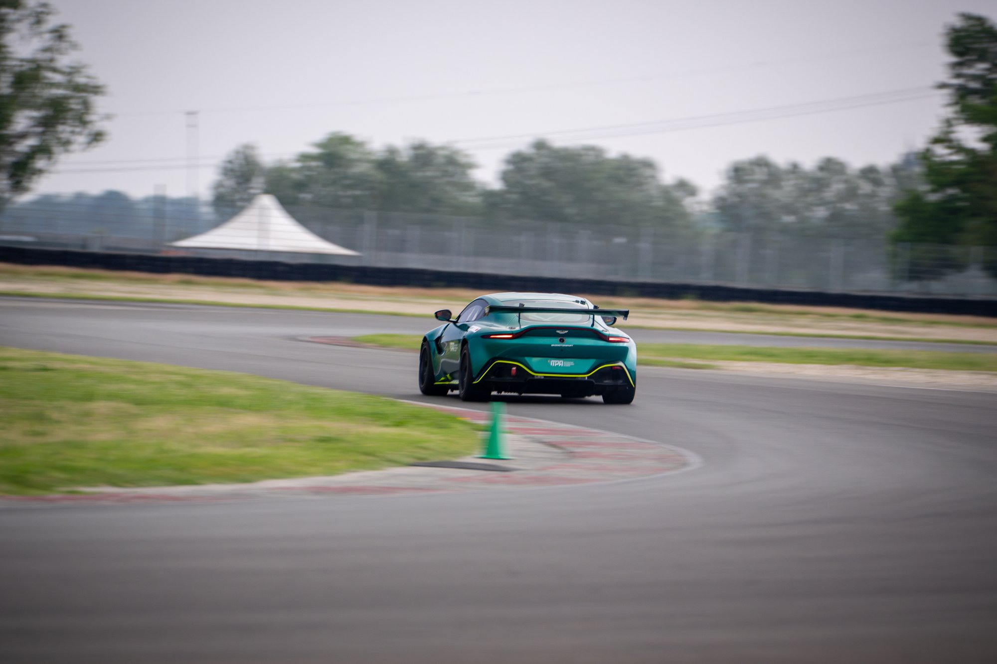 Aston Martin GT4 - 14