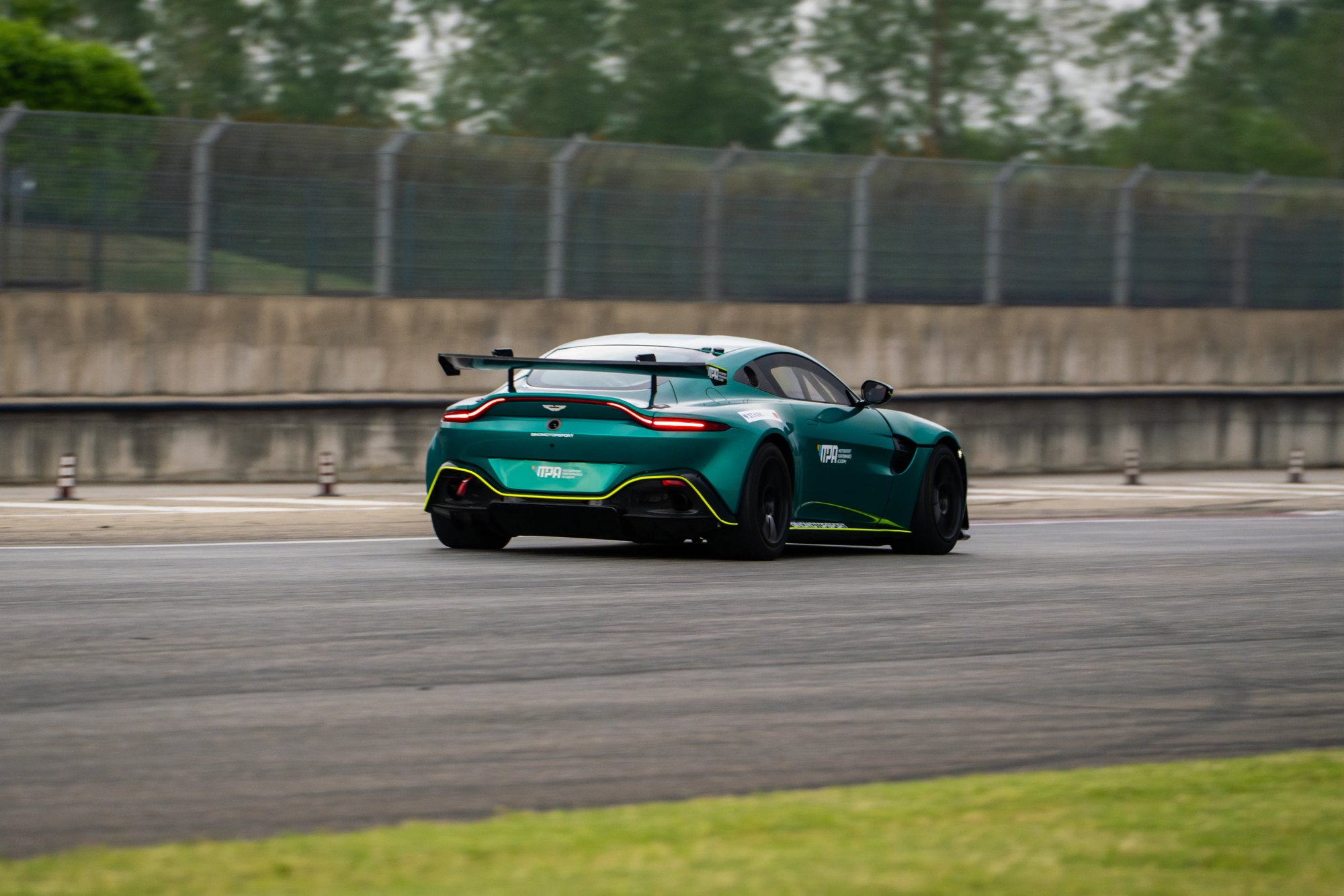 Aston Martin GT4 - 17