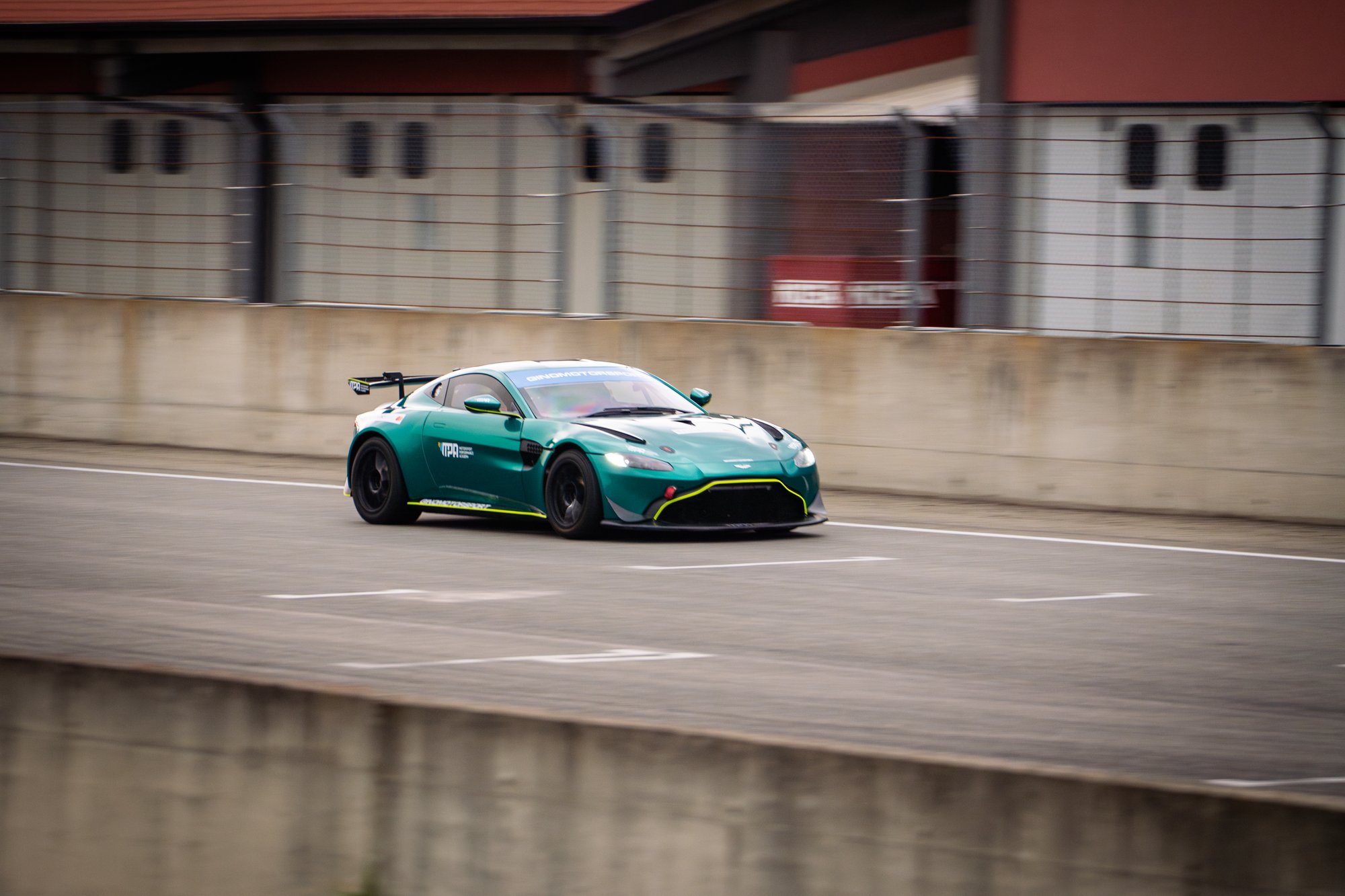 Aston Martin GT4 - 20