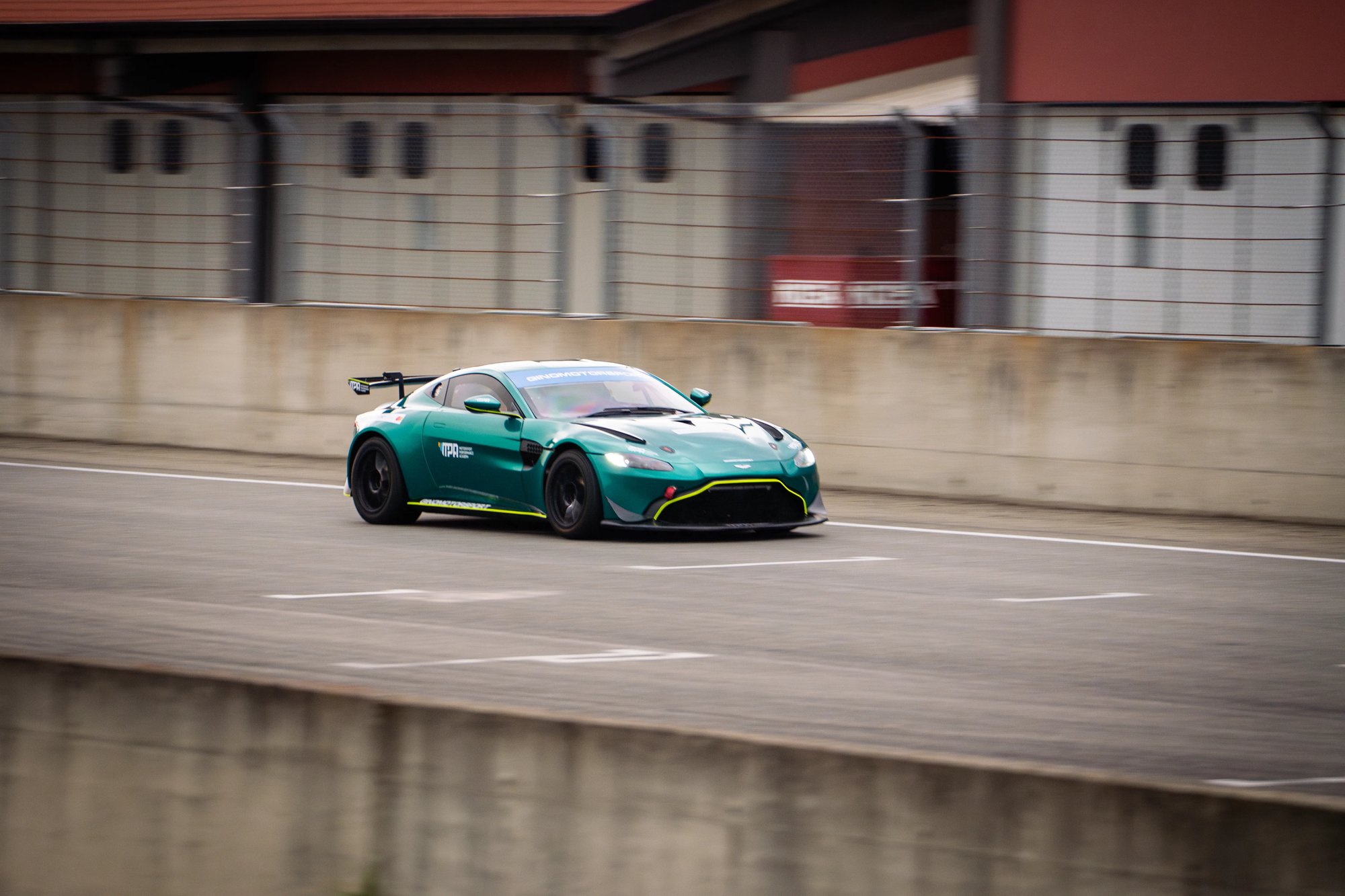 Aston Martin GT4 - 21