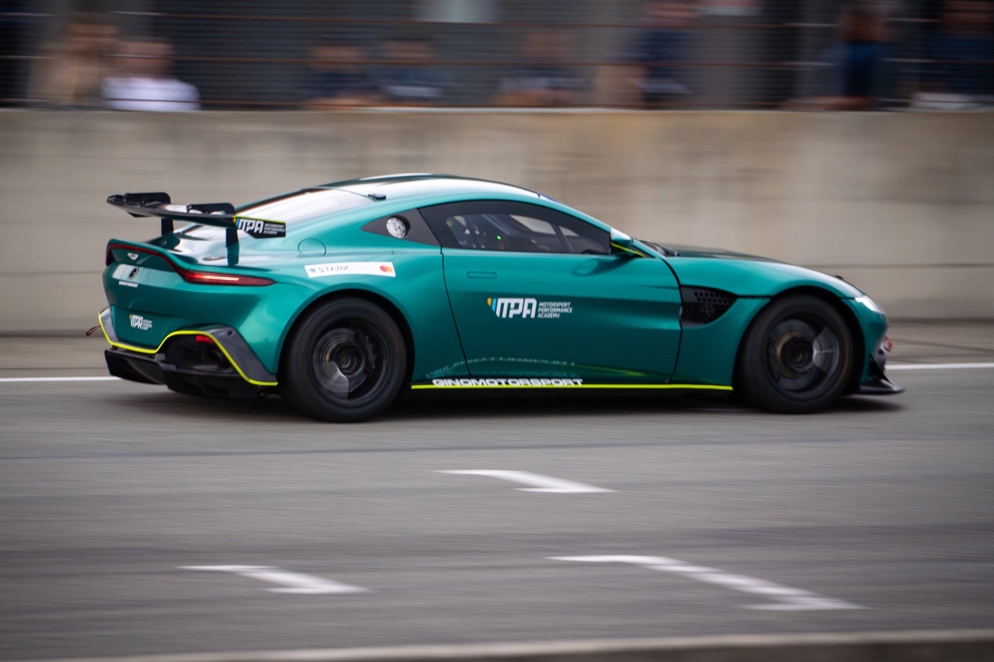 Aston Martin GT4 - 24